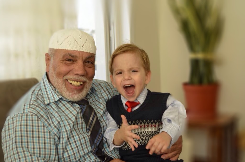 Sami Pehlivan torunuyla birlikte