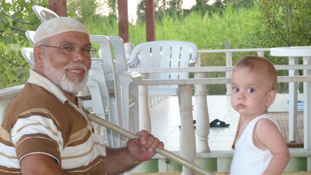 Sami Pehlivan torunuyla bahcede